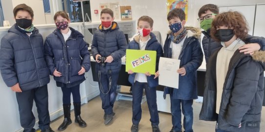 Els representants de l'alumnat que participen en el projecte a la Finestreta Única Empresarial en el moment de fer el registre de la cooperativa.