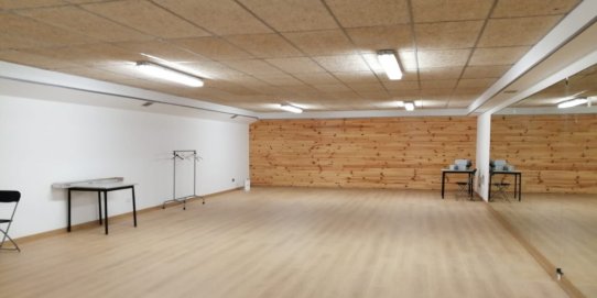 A un buc d’assaig de l’Espai Tolrà s'hi ha col·locat paviment de parquet i miralls.