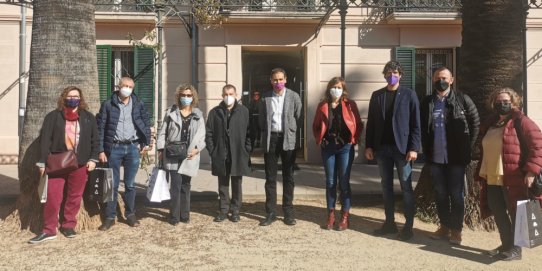 Els assistents a la reunió, en una imatge davant de la façana del Palau Tolrà.