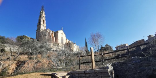 Vista de l'església de Sant Esteve des de la font de les Bassetes.