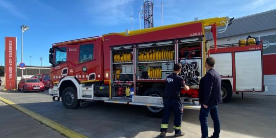 Imatge del nou camió que s'ha afegit a la flota dels Bombers Voluntaris de Castellar.