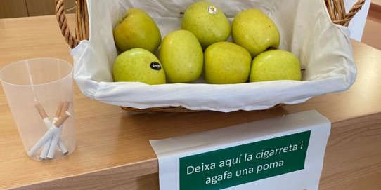 Imatge d'un dels cistells d'intercanvi de cigarretes per pomes.