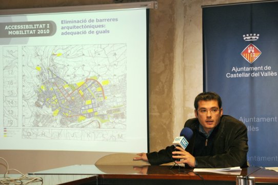 El regidor de l'Àrea de Territori, Aleix Canalís, presentant en roda de premsa les actuacions de millora de l'accessibilitat i la mobilitat de la vila