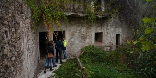 Imatge de la visita que s'ha fet aquest matí a la nova fase d'intervencions al camí del riu Ripoll.