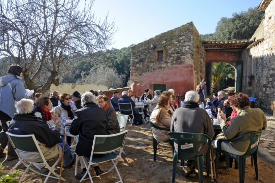 Un moment de l'esmorzar de Dijous Gras a Can Juliana