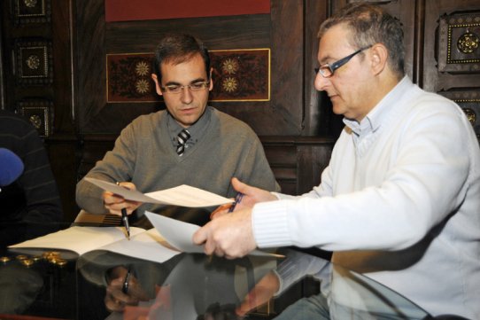 L'alcalde de la vila, Ignasi Giménez, i el president de l'ACC, Joan Anton Juárez, han signat el conveni