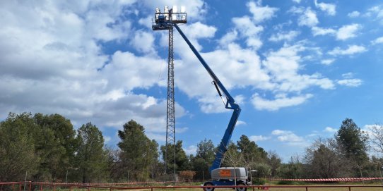 Operaris fent la instal·lació dels llums led a les pistes d'atletisme.