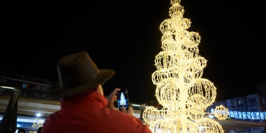 Imatge d'arxiu de l'arbre de Nadal que s'instal·la a la plaça del Mercat.