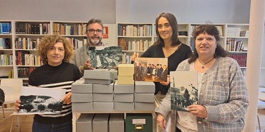 D'esquerra a dreta, la presidenta del CECV-AH, Marina Antúnez; l'historiador Llorenç Genescà; l'alcaldessa, Yolanda Rivera, i l'arxivera municipal, Sílvia Sáiz.