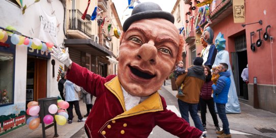 Toltes Papallongues a la festa de Carnaval al carrer Major l'any 2024.