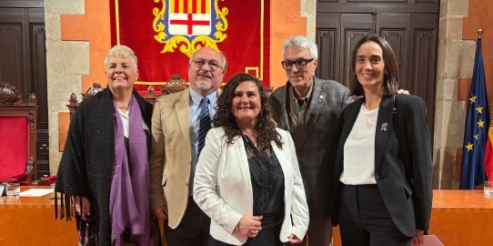 La delegació castellarenca que ha assistit a l'acte de proclamació, juntament amb el president i la vicepresidenta de Som Sardana, Xavier Tresserras i Núria Escudé.