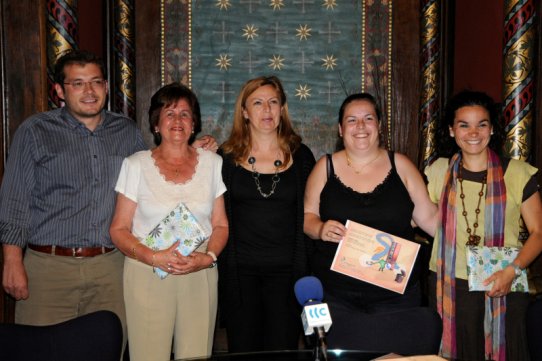 Els guanyadors del concurs, acompanyats de la Regidora de Cultura, Pepa Martínez, i el regidor de Medi Ambient, Aleix Canalís