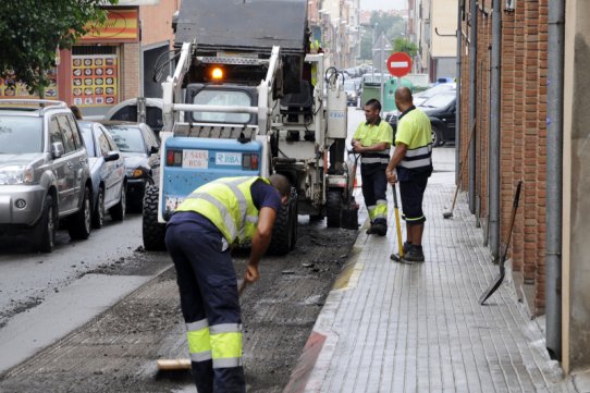 Operaris treballant al c. Clavé