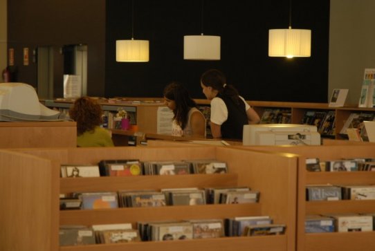 Interior de la Biblioteca Antoni Tort