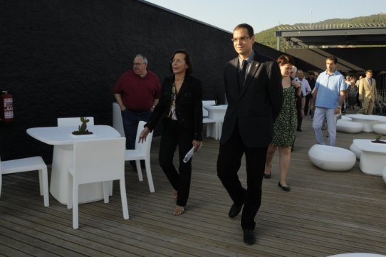 L'alcalde de Castellar, Ignasi Giménez i la consellera de Justícia, Montserrat Tura, a la terrassa d'El Mirador