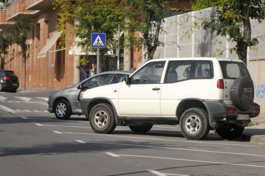 En alguns carrers se senyalitzaran aparcaments de bateria inversa com aquest situat al c. de Balmes