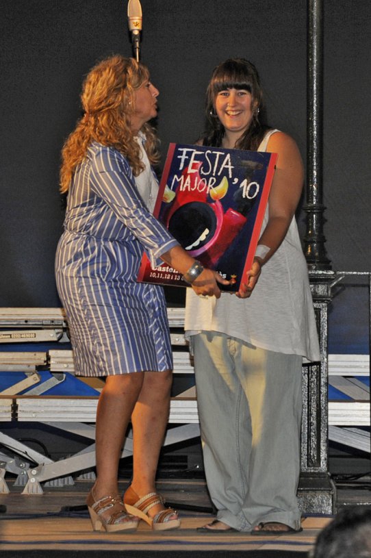 La regidora de Cultura i Lleure, Pepa Martínez, amb la guanyadora del concurs de cartells de Festa Major, Sara Romero