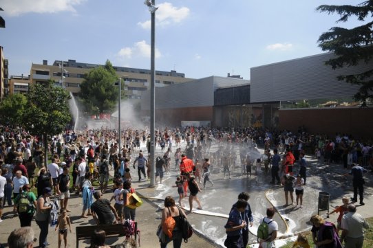 Bany d'escuma a la pl. de la Fàbrica Nova