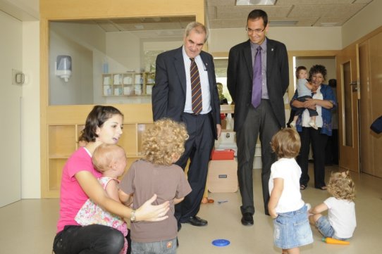 El conseller d'Educació i l'alcalde, en una de les aules de l'escola bressol Colobrers