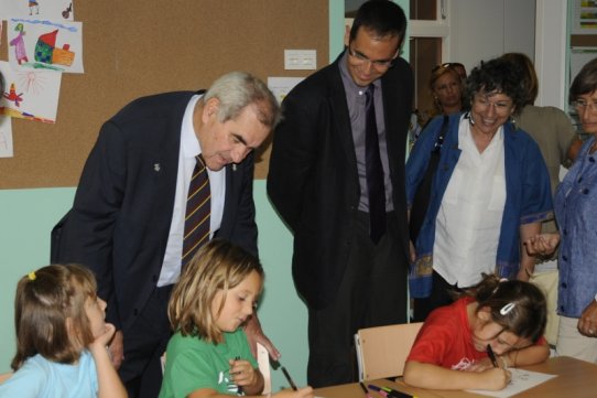 El conseller d'Educació i l'alcalde, en una de les aules de l'escola El Sol i la Lluna