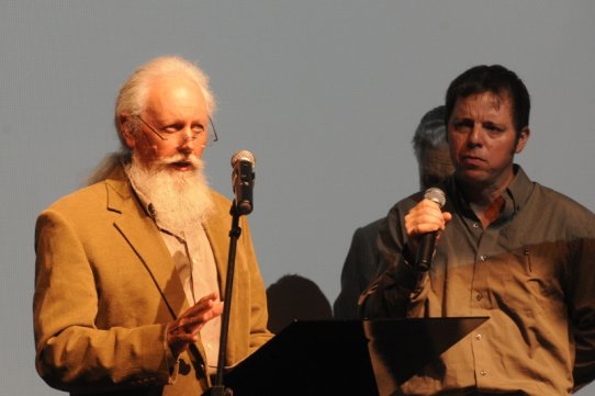 L'investigador del Berkeley Geochronology Center de Califòrnia (EUA), Gary Scott, i el fill de Josep Gibert, Lluís Gibert