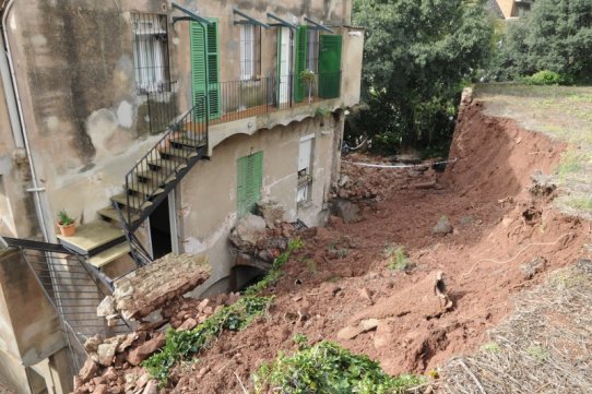 Aspecte del mur esllavissat a Sant Feliu del Racó, dilluns al matí