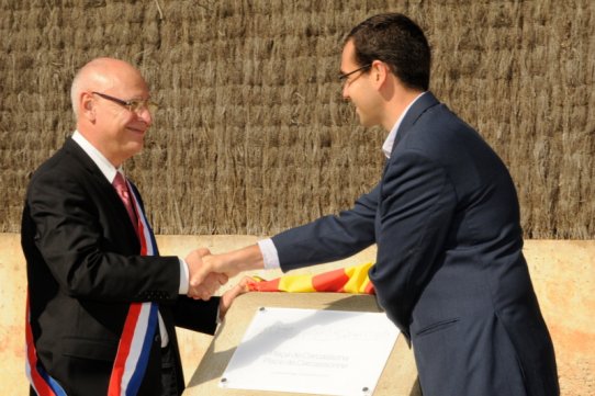 L'alcalde, Ignasi Giménez, i el regidor, Jean-Marie Mercadal, destapen la placa commemorativa de la pl. de Carcassona