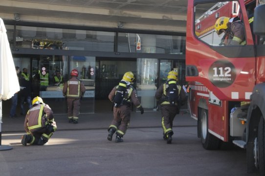 Efectius dels Bombers entrant al Mercat durant el simulacre