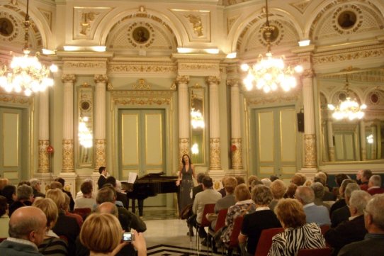 Els participants a la sortida, gaudint d'un recital al Liceu