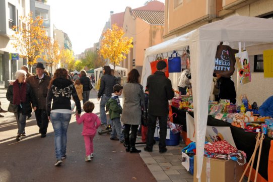 Aspecte del carrer de Sala Boadella durant el primer dia de fira comercial a l'aire lliure