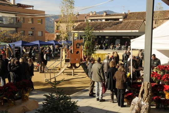 Aspecte de la pl. Calissó diumenge 19 de desembre, amb la Fira de Santa Llúcia i diversos actes per la Marató de TV3