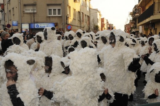 L'Escola El Sol i la Lluna ha guanyat un dels premis de la Rua 2011 amb la carrossa i la comparsa "Concurs de gossos d'atura"