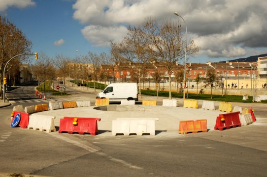 Rotonda situada a la cruïlla amb els carrers dels Països Baixos i de Garrotxa 