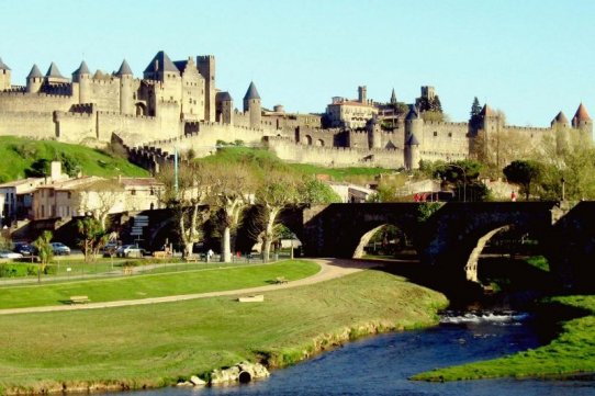 Els actes previstos inclouen una visita guiada en català de la ciutat fortificada de Carcassona (coneguda com la Cité), adreçada a la delegació castellarenca