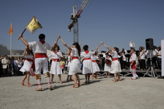 Actuació del Ball de Bastons a la plaça de Castellar del Vallès de Carcassona.