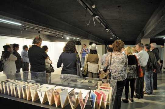 Un moment de la inauguració de l'exposició "Identitats en trànsits", que es pot visitar fins al 26 d'abril a la Sala Polivalent d'El Mirador