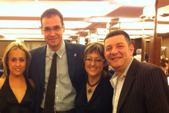 L'alcalde Ignasi Giménez, amb l'equip de l'establiment Les Mans, guanyador del 1r Premi del Concurs d'Apardors de Nadal.