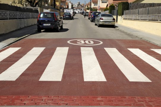 Una de les "Zones 30", al carrer d'Aneto