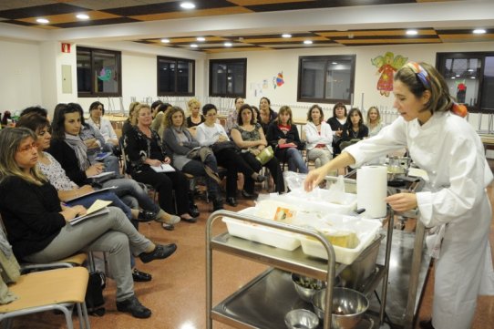 La cuinera Ada Parellada, durant el taller celebrat dilluns 9 de maig al menjador de l'Escola El Sol i la Lluna