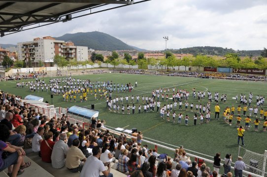 Prop d’un miler d’alumnes de 1r i 2n primària han participat de la 3a Trobada de Dansaires “Dansem Plegats”