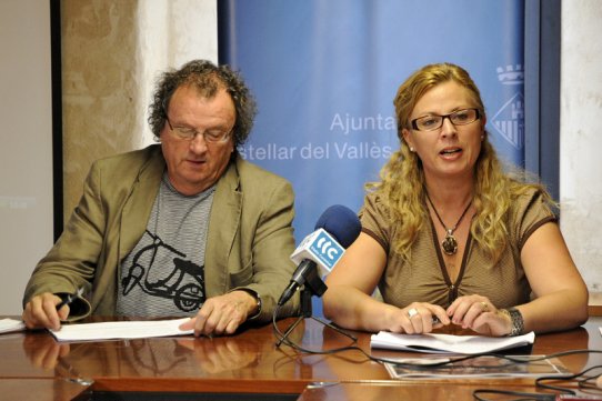 Pere Joan Ventura, president de l'entitat Club Cinema Castellar Vallès, i Pepa Martínez, regidora de Cultura i Lleure, durant la presentació de les Nits d'Estiu 2011