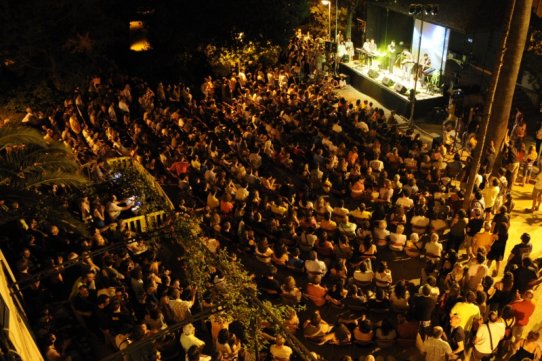 El cicle de concerts a la fresca en el marc incomparable dels jardins del Palau Tolrà és un dels principals atractius de les Nits d'Estiu