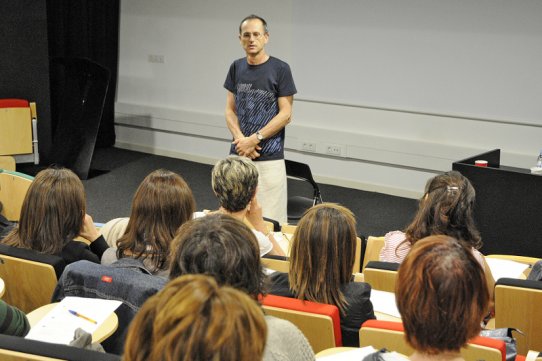 El pedagog i professor Ramon Casals, durant l'acte