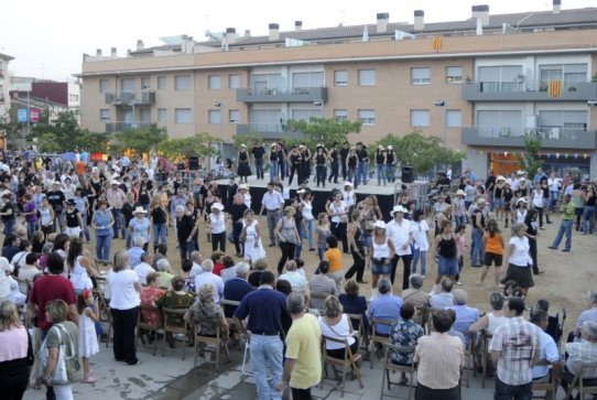 Aspecte de la plaça Calissó durant una edició anterior de la Festa country de Festa Major