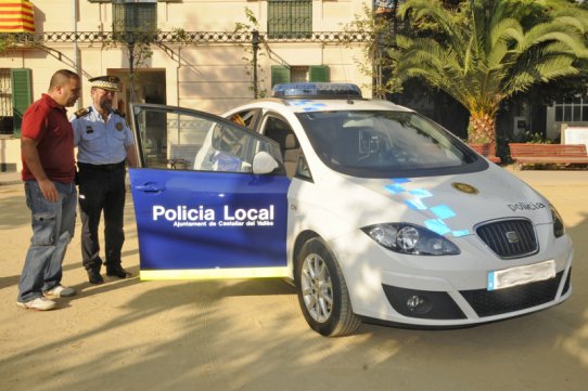 El regidor de Seguretat Ciutadana, José Leiva, i el cap de la Policia Local, Joan Alonso, amb el nou Seat Altea XL