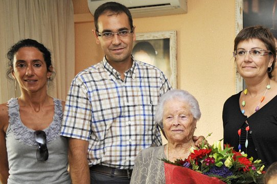 La Regidora de Gent Gran, Glòria Massagué, l'alcalde, Ignasi Giménez, Euduvigis Rodríguez i la directora dels Serveis Territorials del Departament a Barcelona, Carme Canela