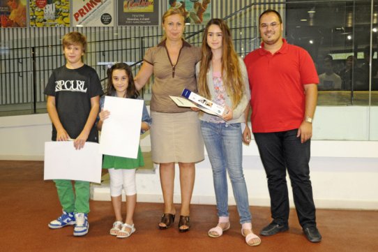 El tres guanyadors en la categoria infantil, Víctor Navarro, Anais Sánchez i Laia Font, amb la regidora de Cultura, Pepa Martínez, i el regidor de Joventut, Daniel Pérez