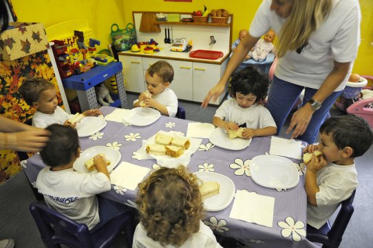 Una imatge de la llar d'infants El Picarol, aquest matí, durant l'esmorzar saludable