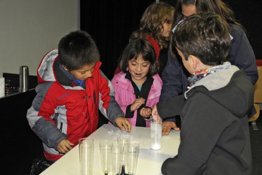 El taller d'experiments científics "Reacciona!" va reunir unes 80 persones a la Sala d'Actes d'El Mirador