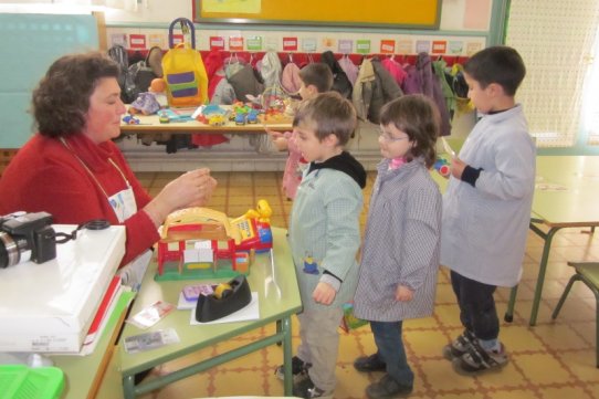 Alumnes de P4 de l'escola Emili Carles-Tolrà, en un moment del taller